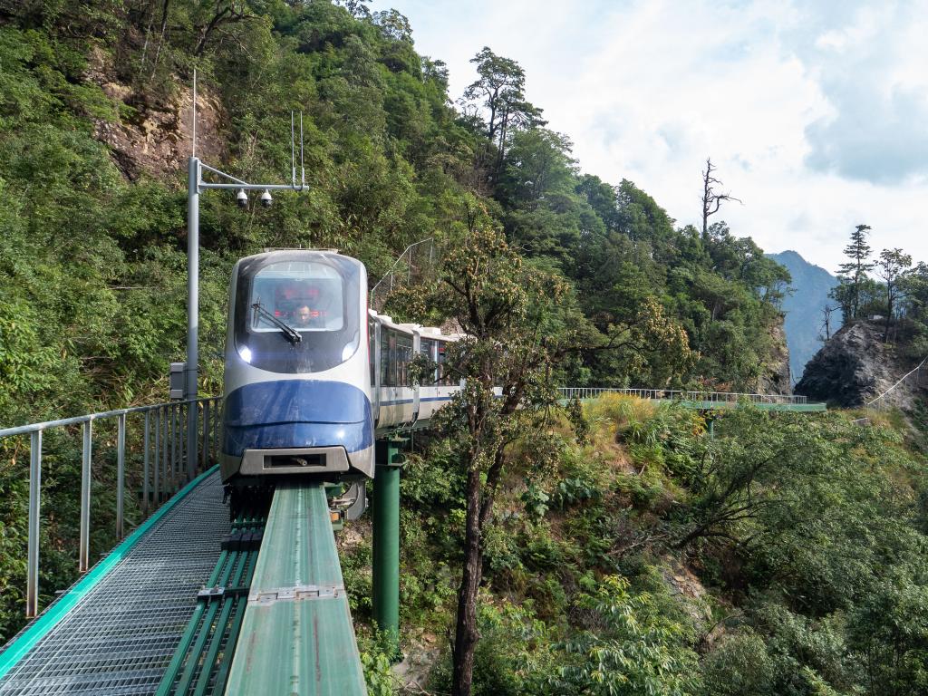 30列高山悬崖跨座式单轨游览车在江西交付 第 1 张