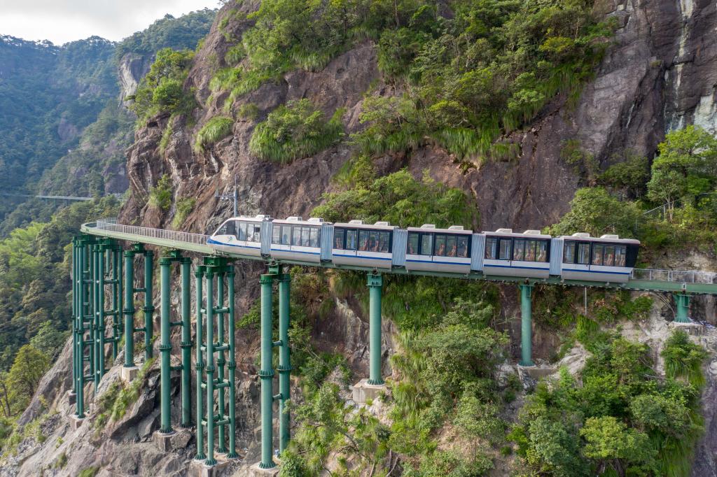 30列高山悬崖跨座式单轨游览车在江西交付 第 2 张