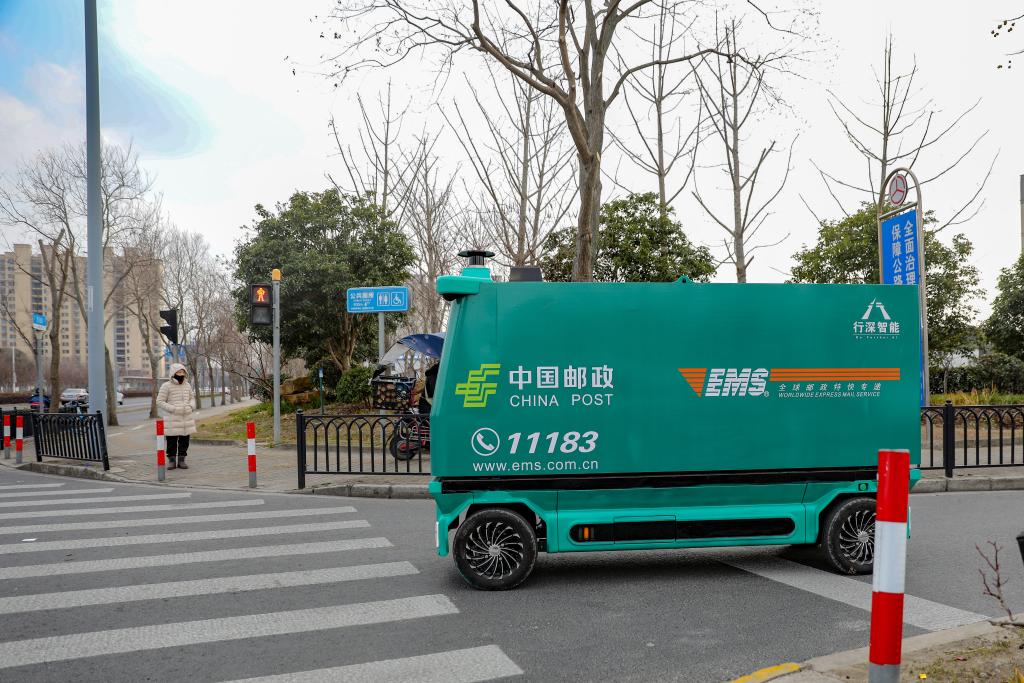 科技感满满！上海首批邮政无人投递车“上岗” 第 1 张