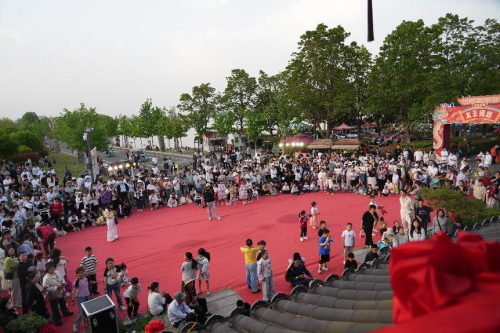 江苏西双湖景区：情景剧掀起五一假期市场热