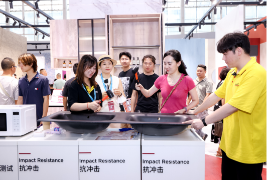 乐迈石晶“首秀”广州建博会 从单品迈向全屋整装解决方案 第 1 张