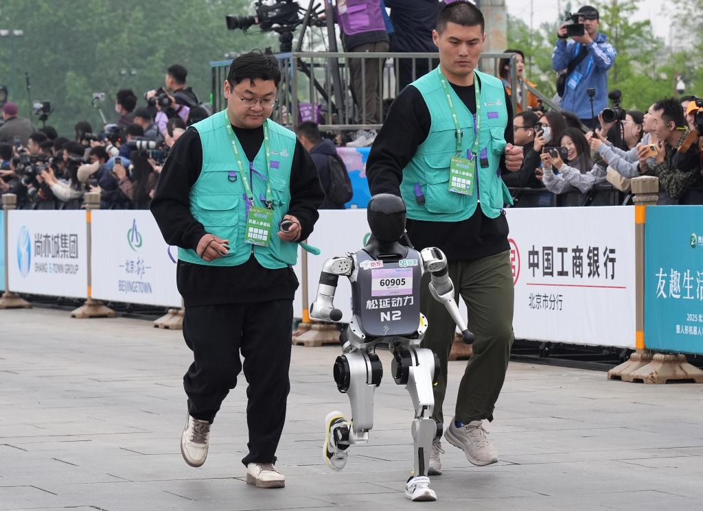 出发吧！以未来之名——透视全球首次“人机共跑”半程马拉松 第 2 张