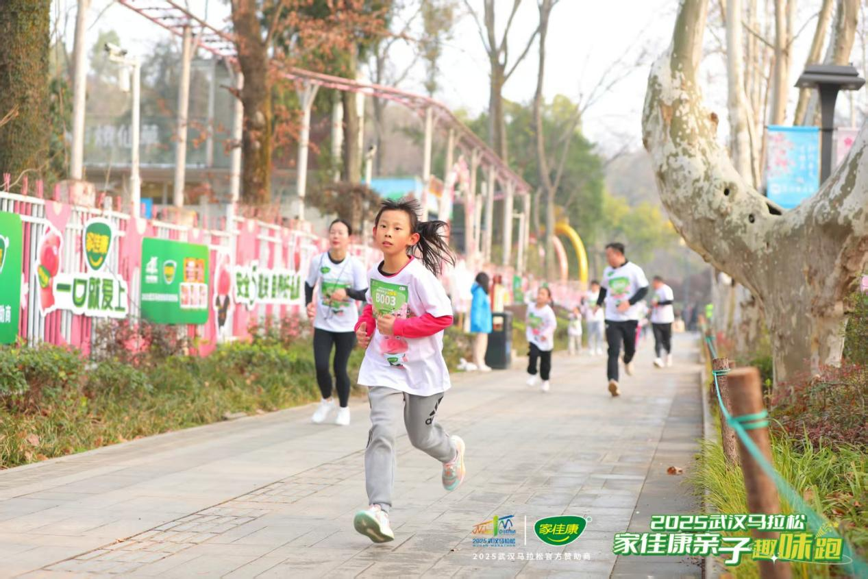 穿越“花海”，跑进春天 | 2025武汉马拉松·家佳康亲子趣味跑举行，400组家庭欢乐开跑 第 8 张