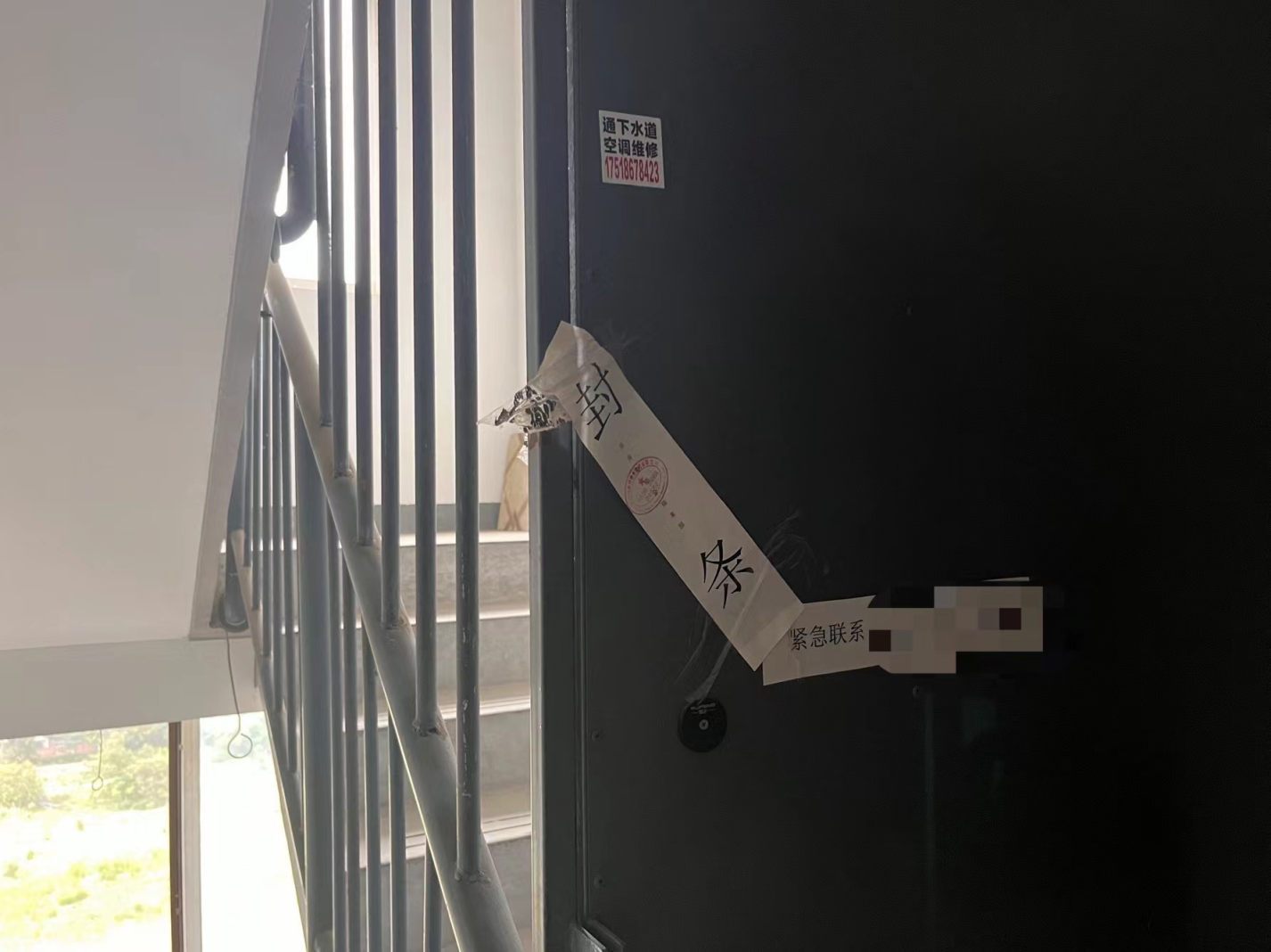 不锁怕乱入，锁了阻逃生，通往楼顶天台的门到底该不该锁？ 第 3 张