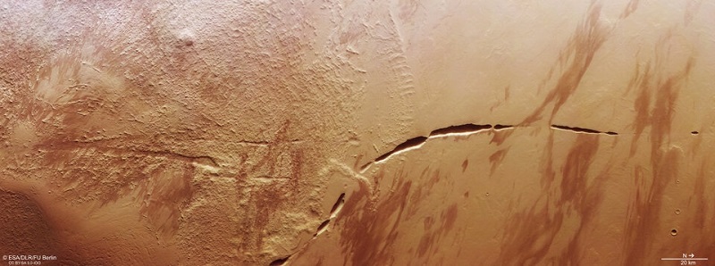 “火星快车”号数据图显示：红色星球上有条大裂缝 第 1 张