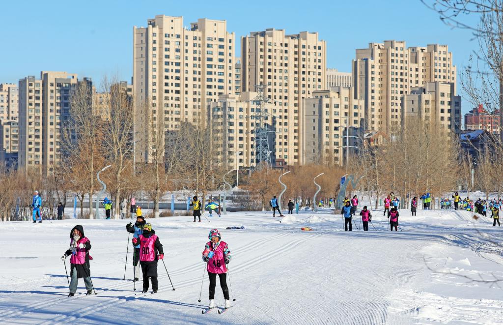内蒙古呼伦贝尔：让冰雪运动更“接地气” 第 1 张