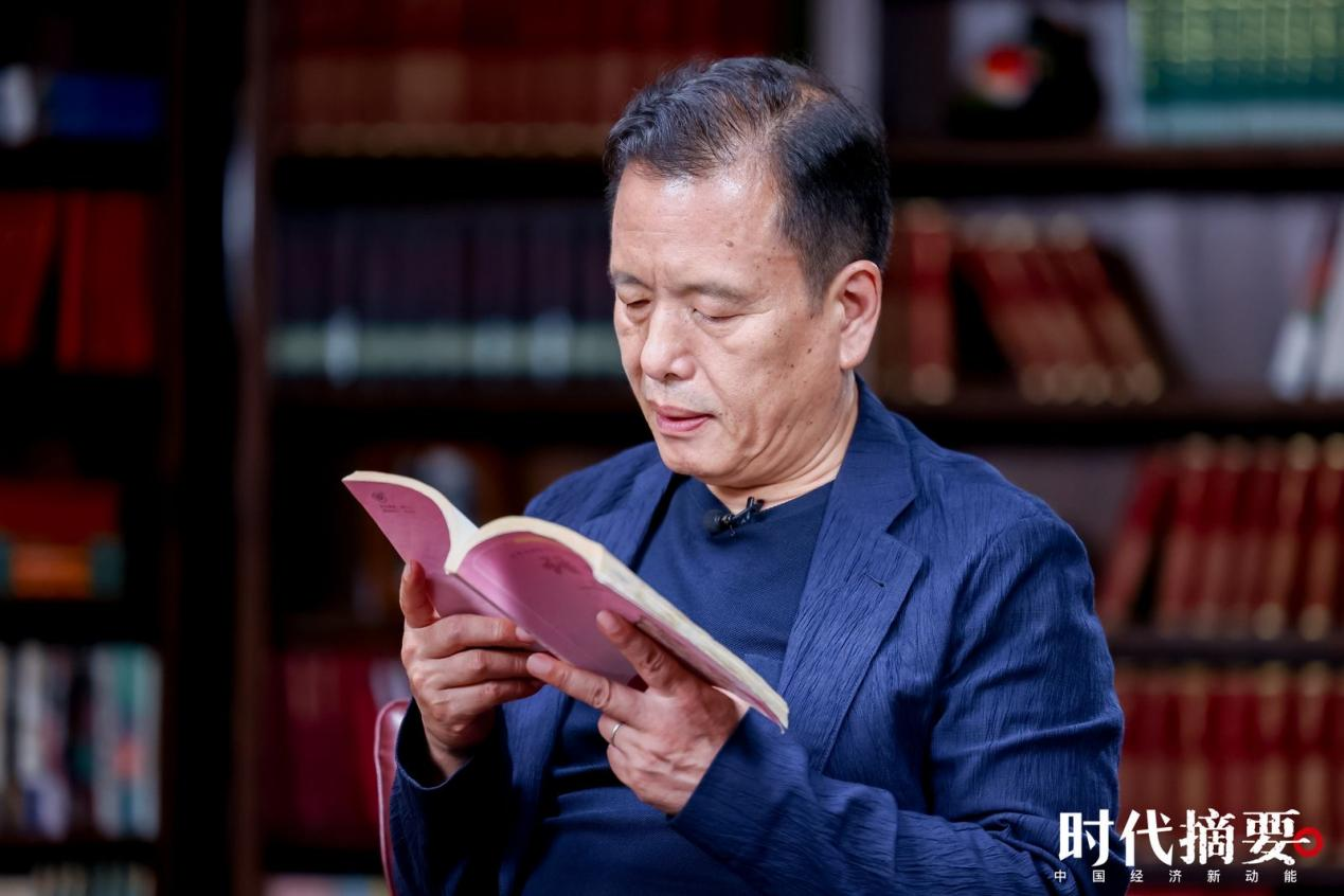 《时代摘要》第三季对话李敬泽：AI时代 文学创作会有更多可能 第 2 张