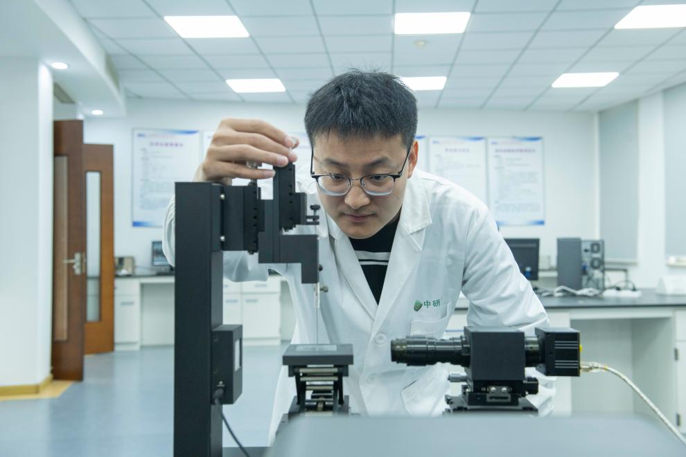 一片超薄柔性玻璃里的科技“硬”实力 第 2 张