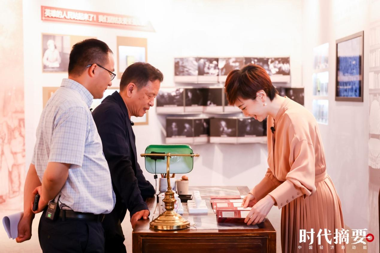 《时代摘要》第三季对话李敬泽：AI时代 文学创作会有更多可能 第 3 张