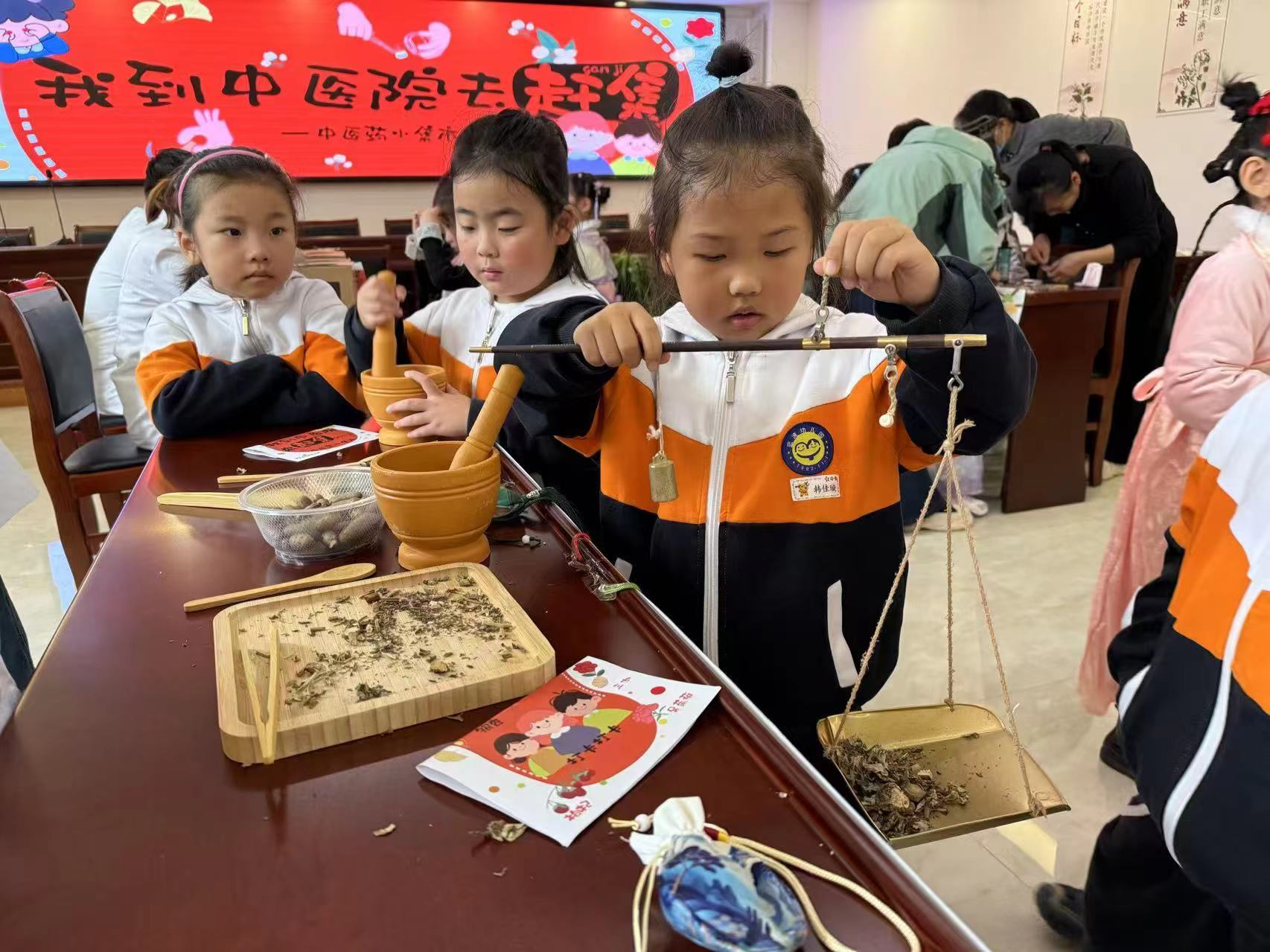 赴一场中药之约 我们“趣”赶集  ——蓝波幼儿园赴高阳县中医医院研学活动 第 4 张
