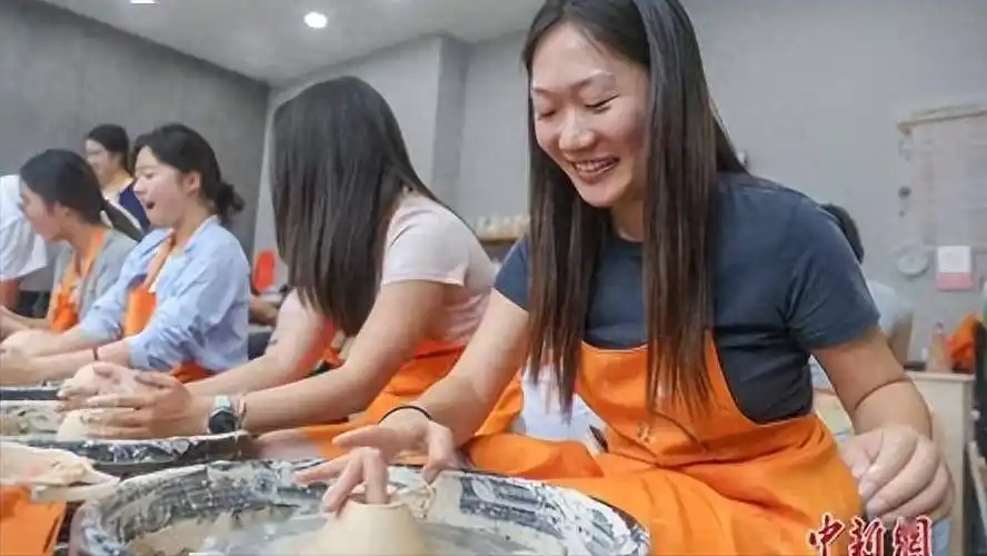 "从打卡到学艺"：技能度假成年轻人新选择